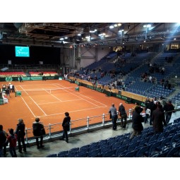 Terrain de tennis avec poudre de brique